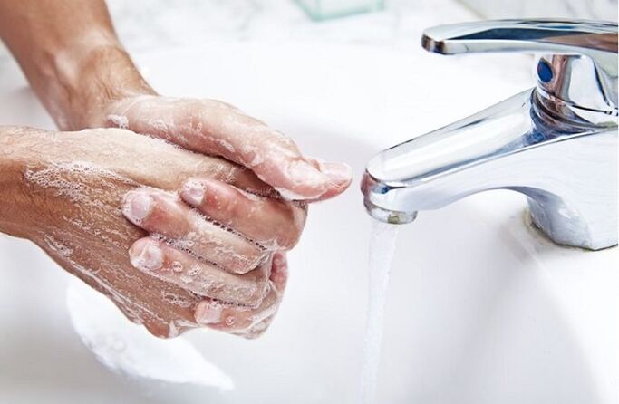 se laver les mains pour éviter les infestations parasitaires