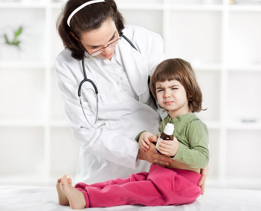 le médecin examine l'enfant pour des symptômes de vers