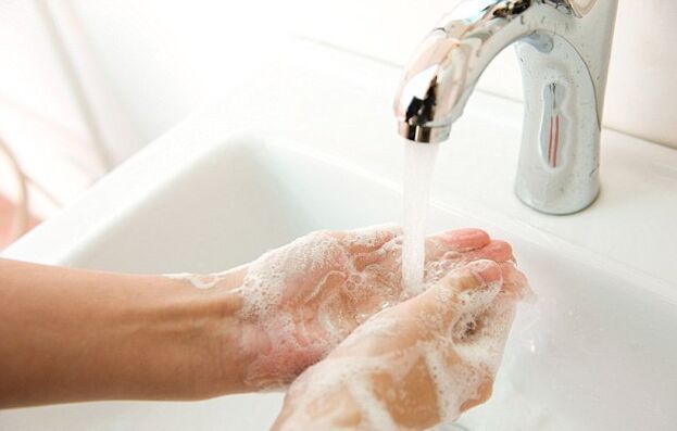 se laver les mains pour prévenir l'infection par les vers